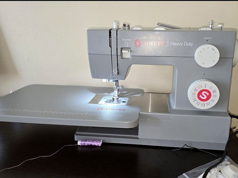 چرخ خیاطی سینگر سنگین کار مدل 4452